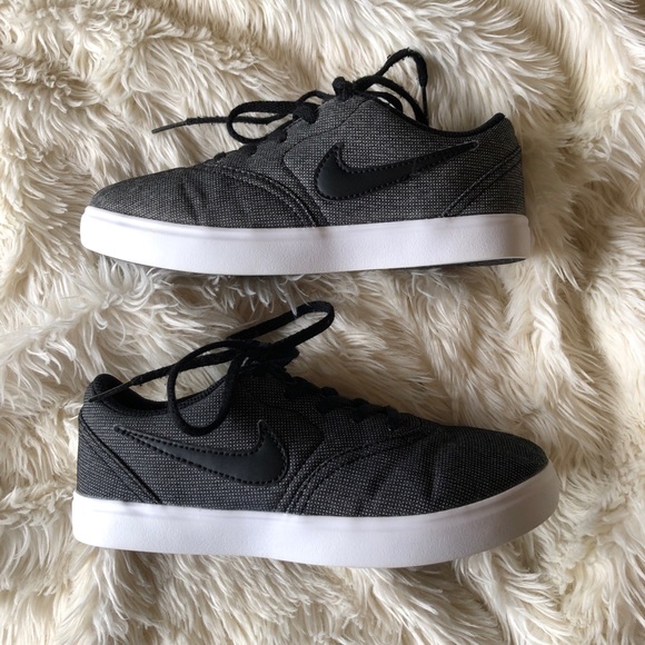 Boys Heather Gray Nike Sneaker Shoes Size 2 - Picture 2 of 5